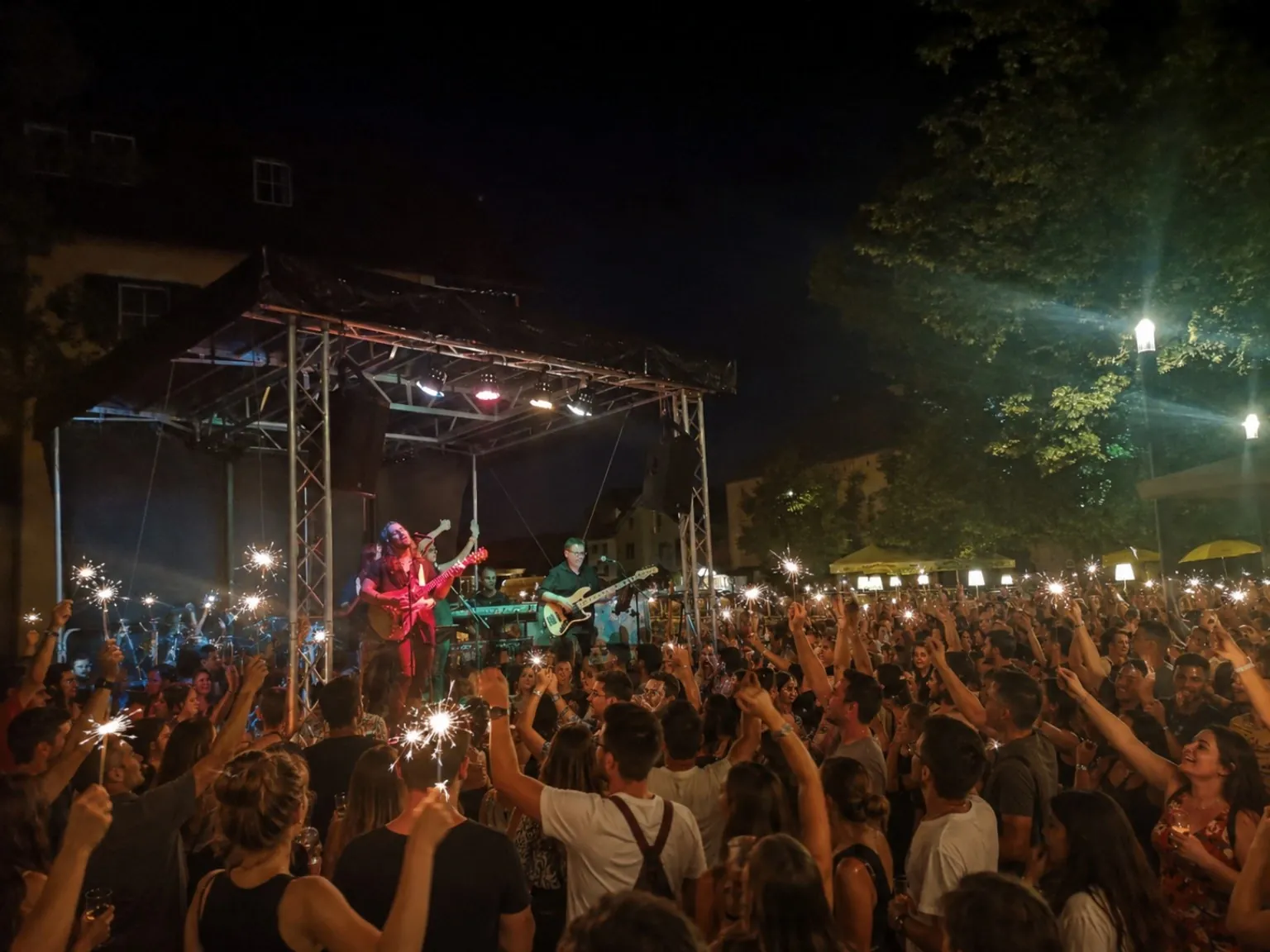 Großes Publikum vor der mobilen Bühne bei einem Nacht-Event